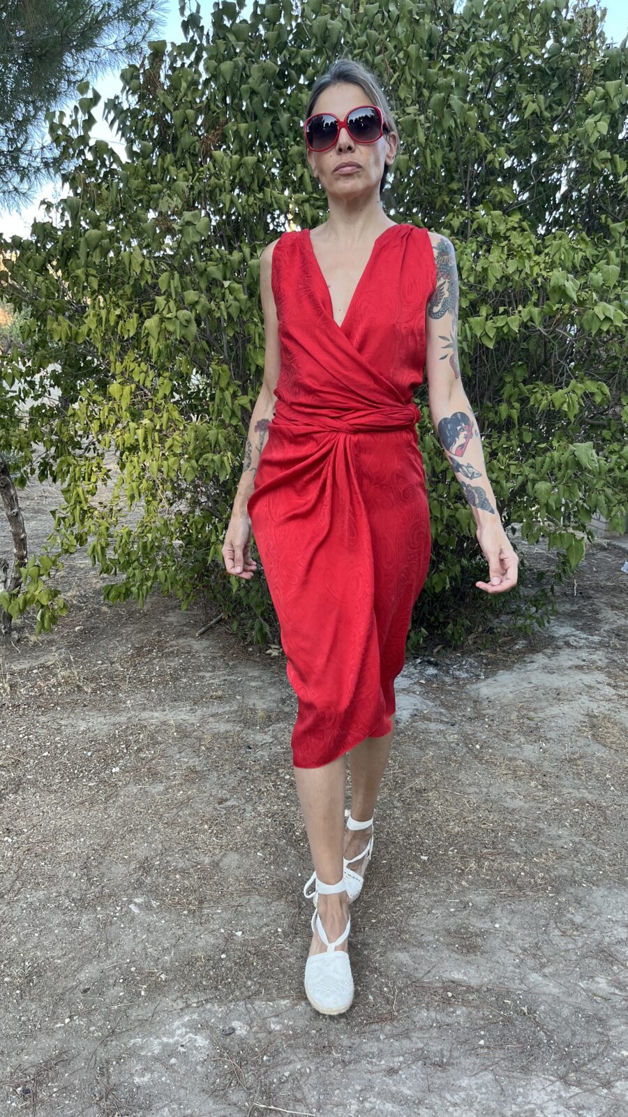 Vestido Vintage Años 80 de Jacquard Rojo con Lazo Versátil - Imagen 3