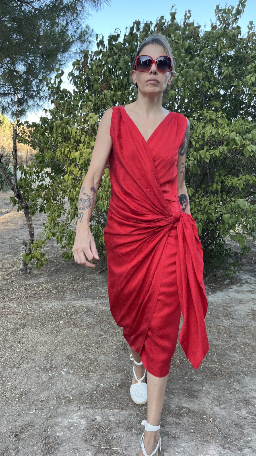 Vestido Vintage Años 80 de Jacquard Rojo con Lazo Versátil - Imagen 6
