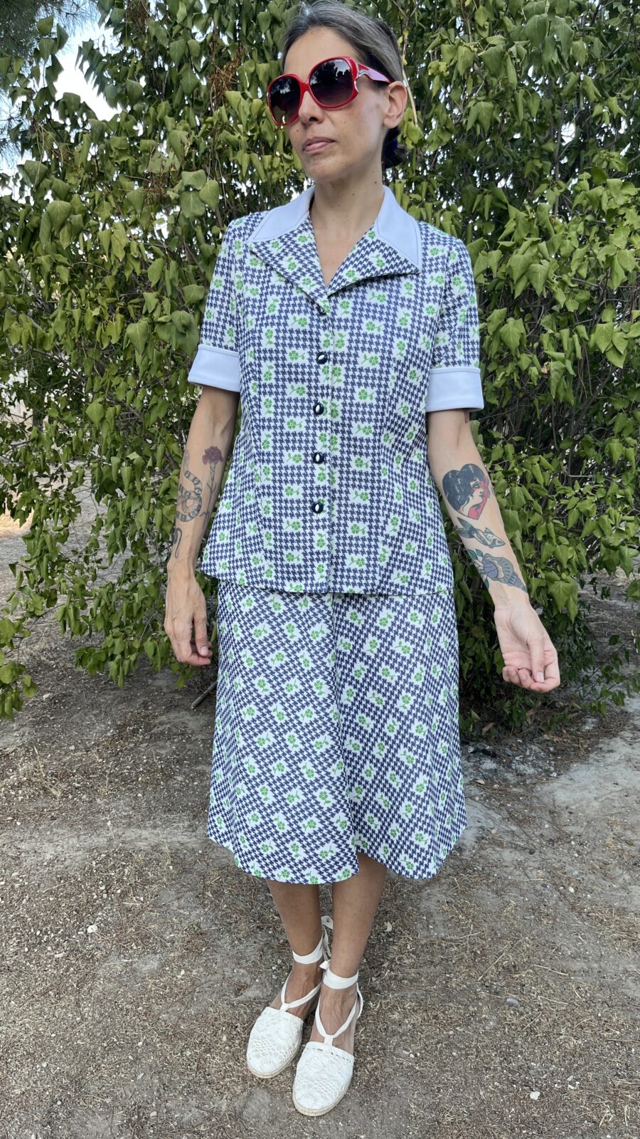 Conjunto Vintage Años 60 de Chaqueta y Falda con Estampado de Pata de Gallo Floral - Imagen 9