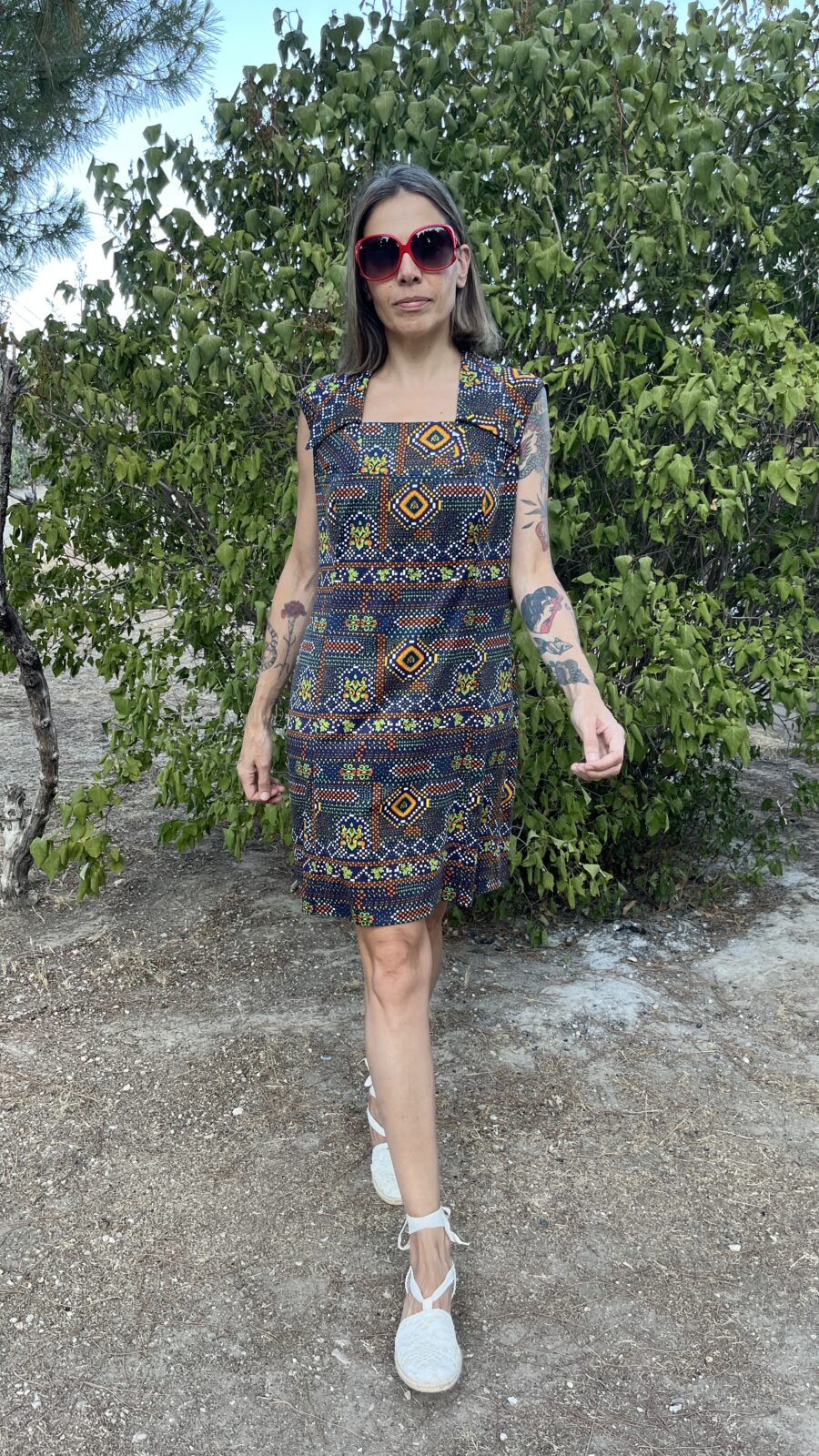 Vestido Vintage años 60 Handmade con Estampado Geométrico y Cuello Oversize - Imagen 7