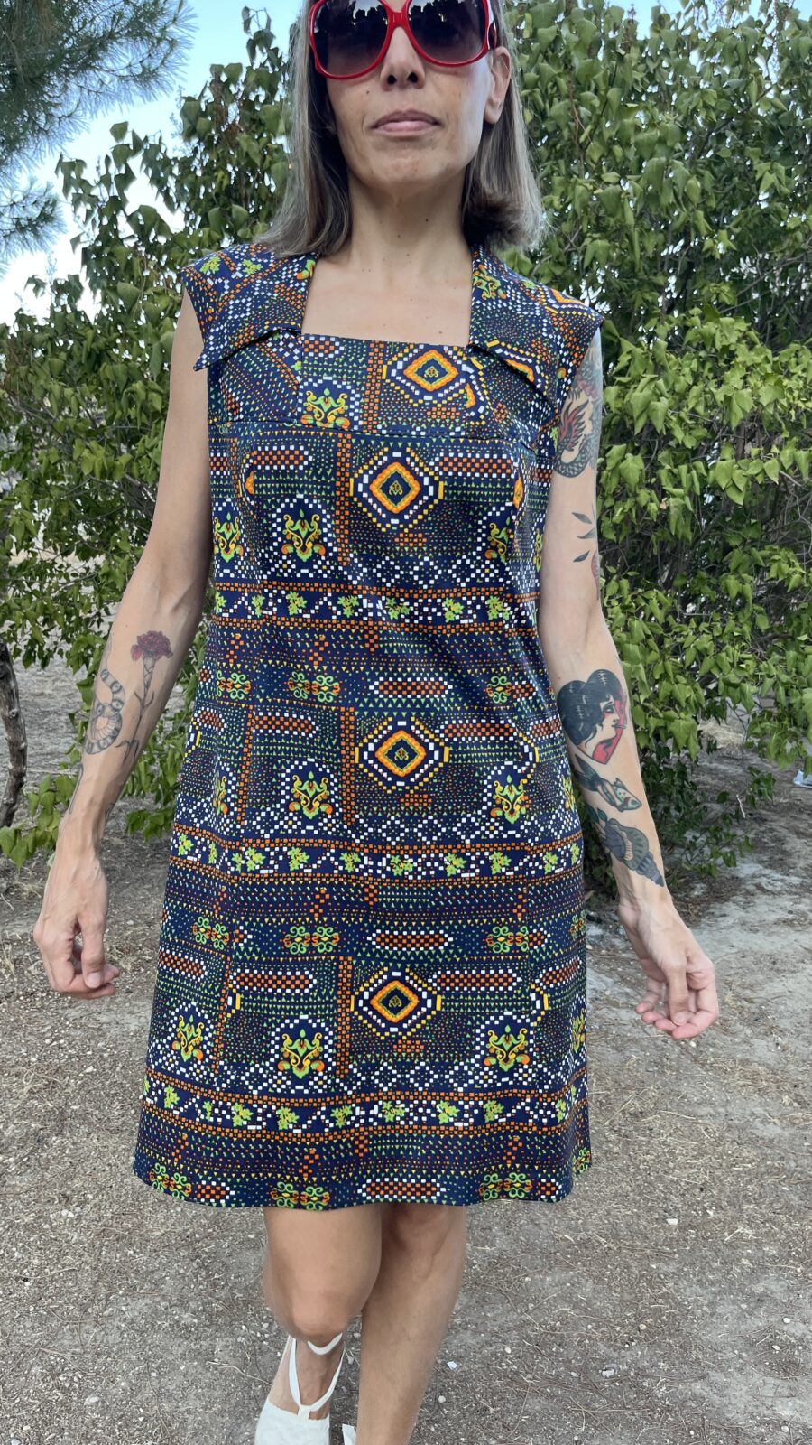 Vestido Vintage años 60 Handmade con Estampado Geométrico y Cuello Oversize - Imagen 6