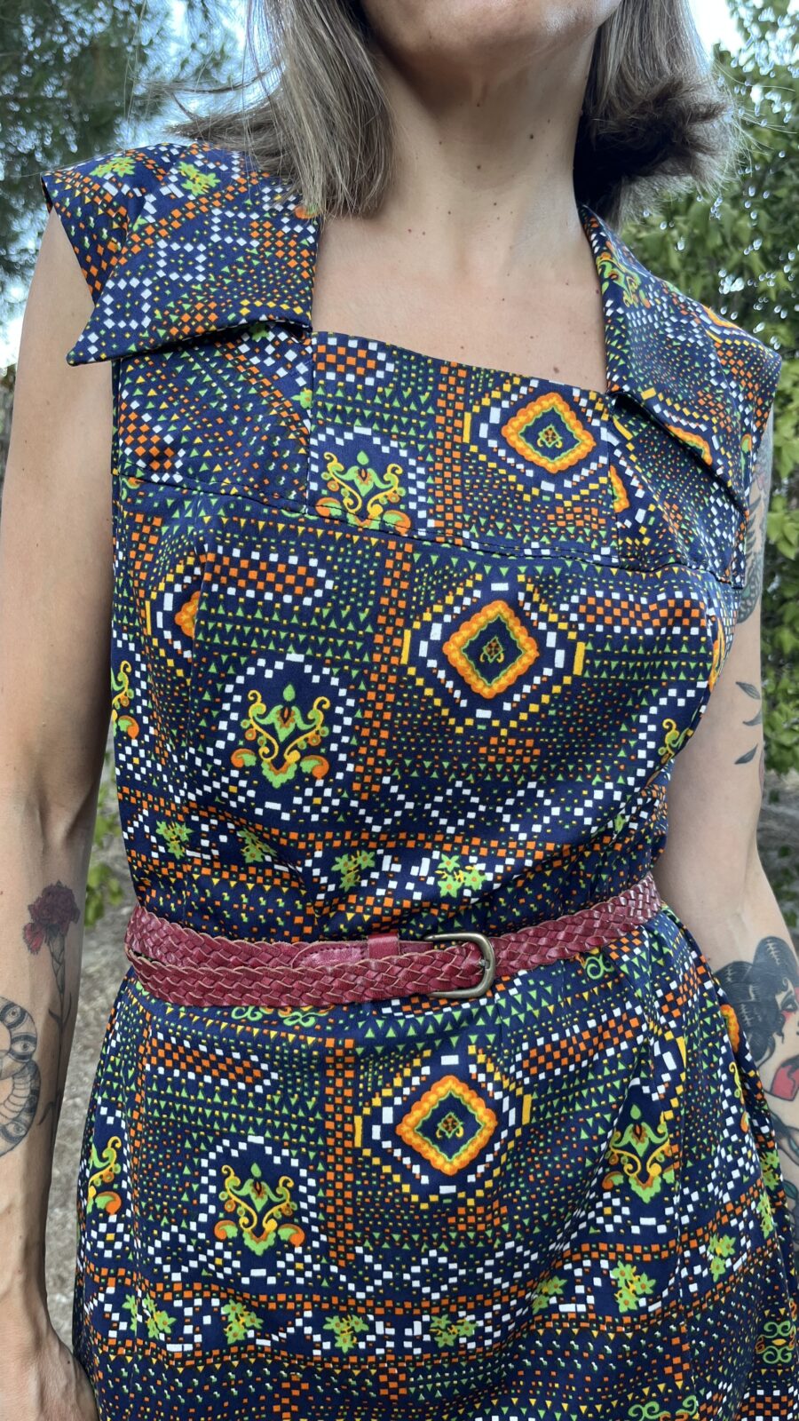 Vestido Vintage años 60 Handmade con Estampado Geométrico y Cuello Oversize - Imagen 2