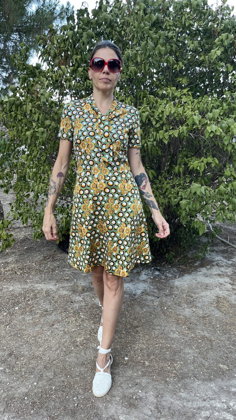 Vestido Vintage Años 70 con Estampado Psicodélico y Lazo Frontal - Imagen 2