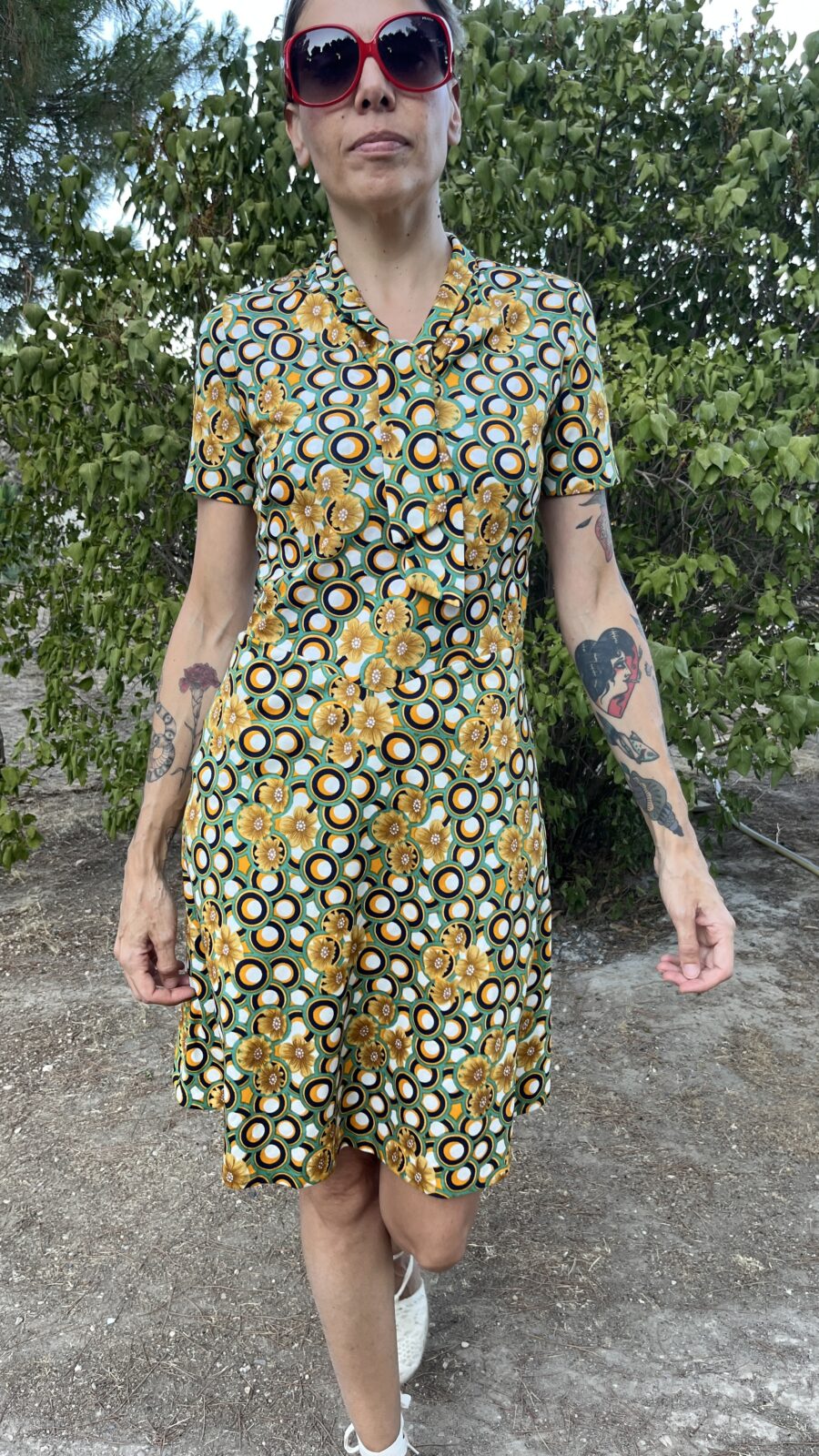 Vestido Vintage Años 70 con Estampado Psicodélico y Lazo Frontal - Imagen 4