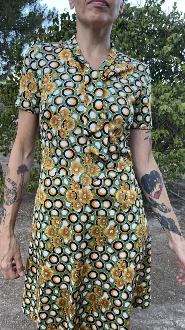 Vestido Vintage Años 70 con Estampado Psicodélico y Lazo Frontal