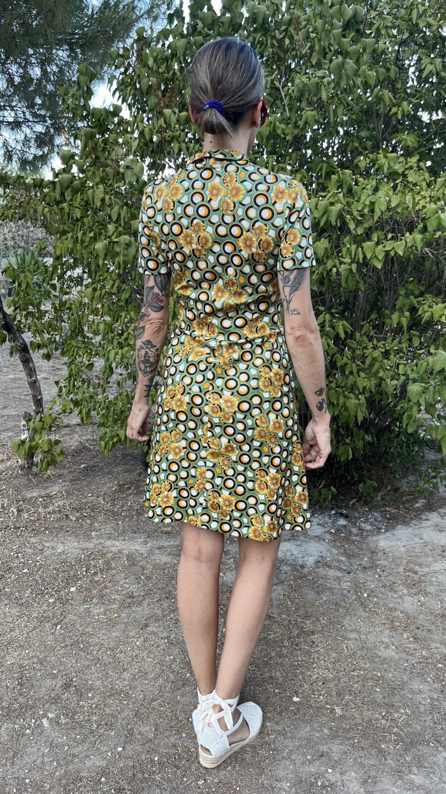 Vestido Vintage Años 70 con Estampado Psicodélico y Lazo Frontal - Imagen 7