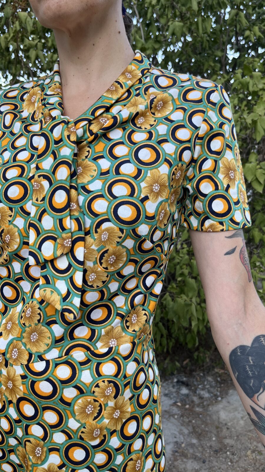 Vestido Vintage Años 70 con Estampado Psicodélico y Lazo Frontal - Imagen 6