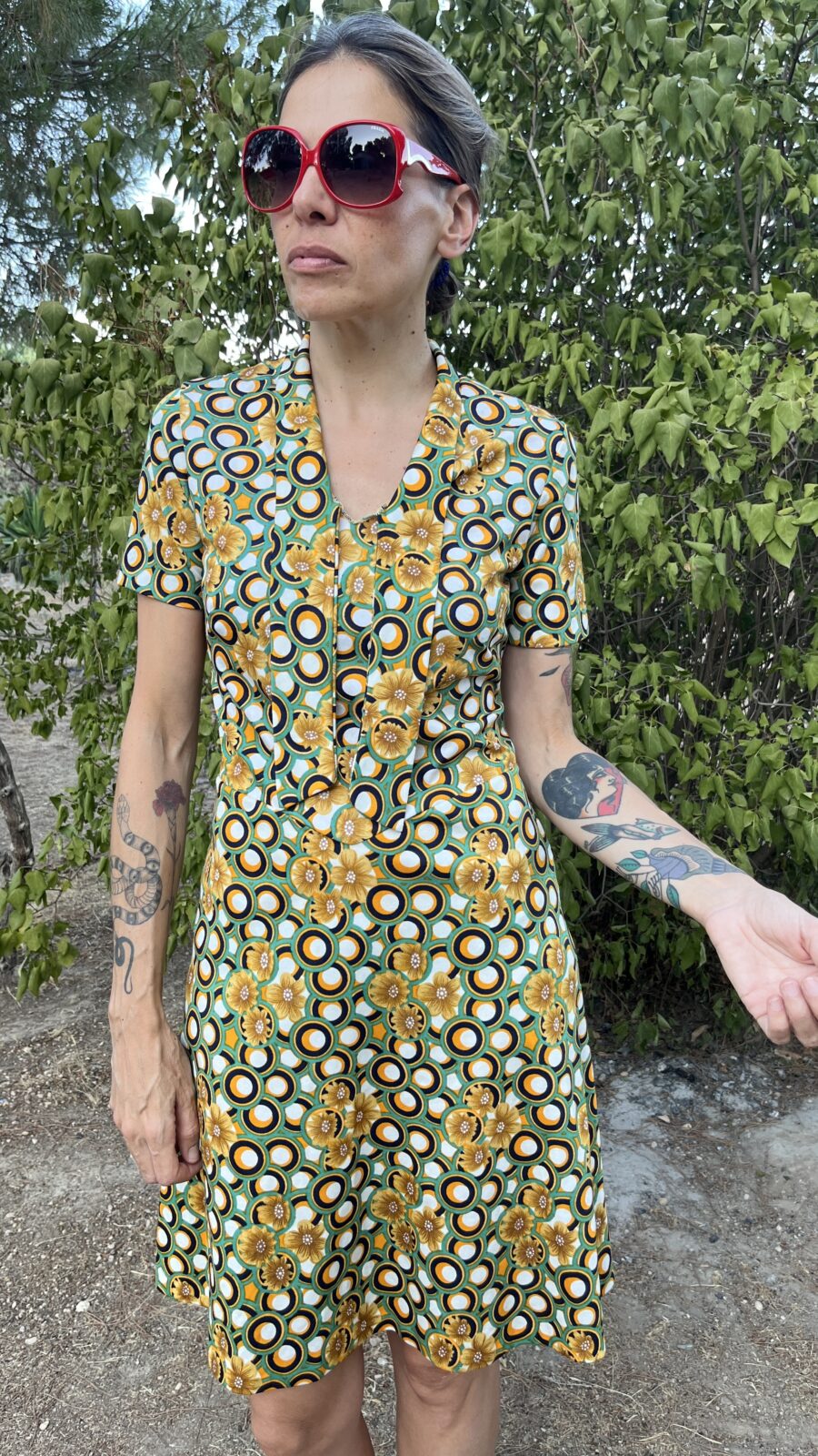 Vestido Vintage Años 70 con Estampado Psicodélico y Lazo Frontal - Imagen 5
