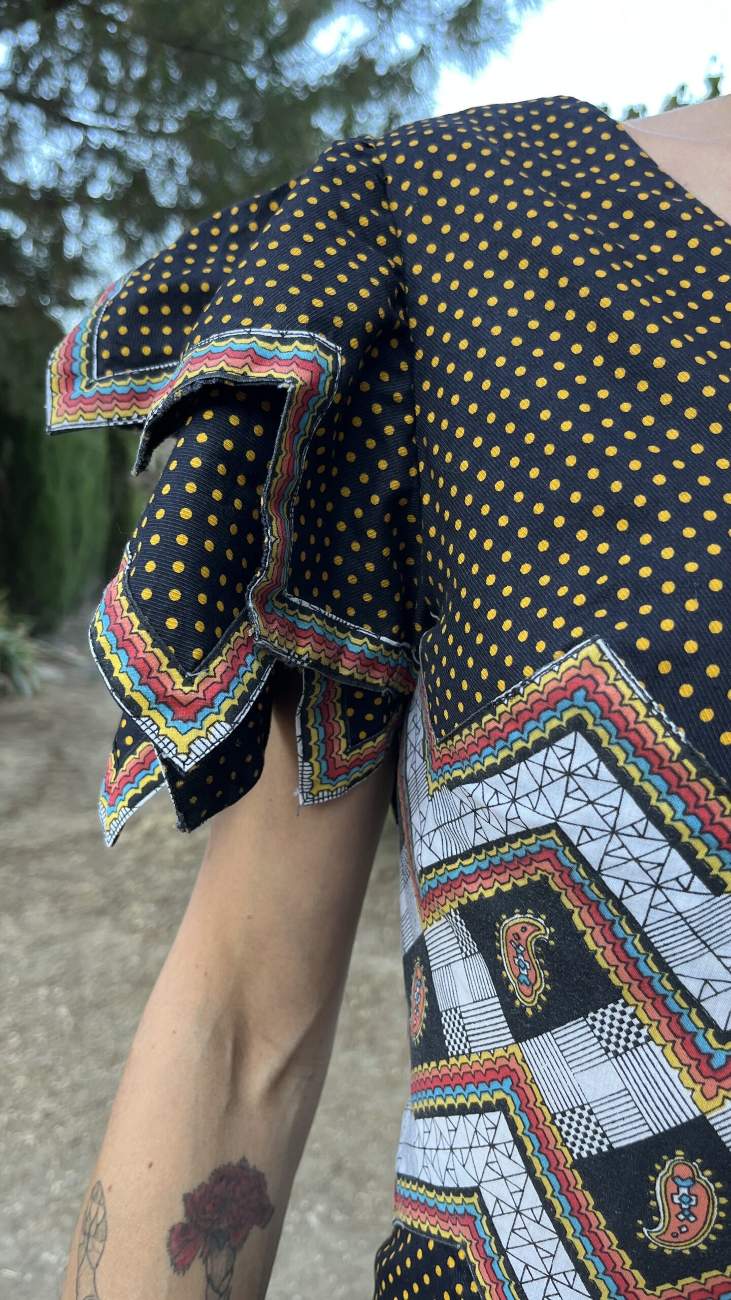 Vestido Vintage Años 70 de Algodón Estampado con Volantes Geométricos - Imagen 3