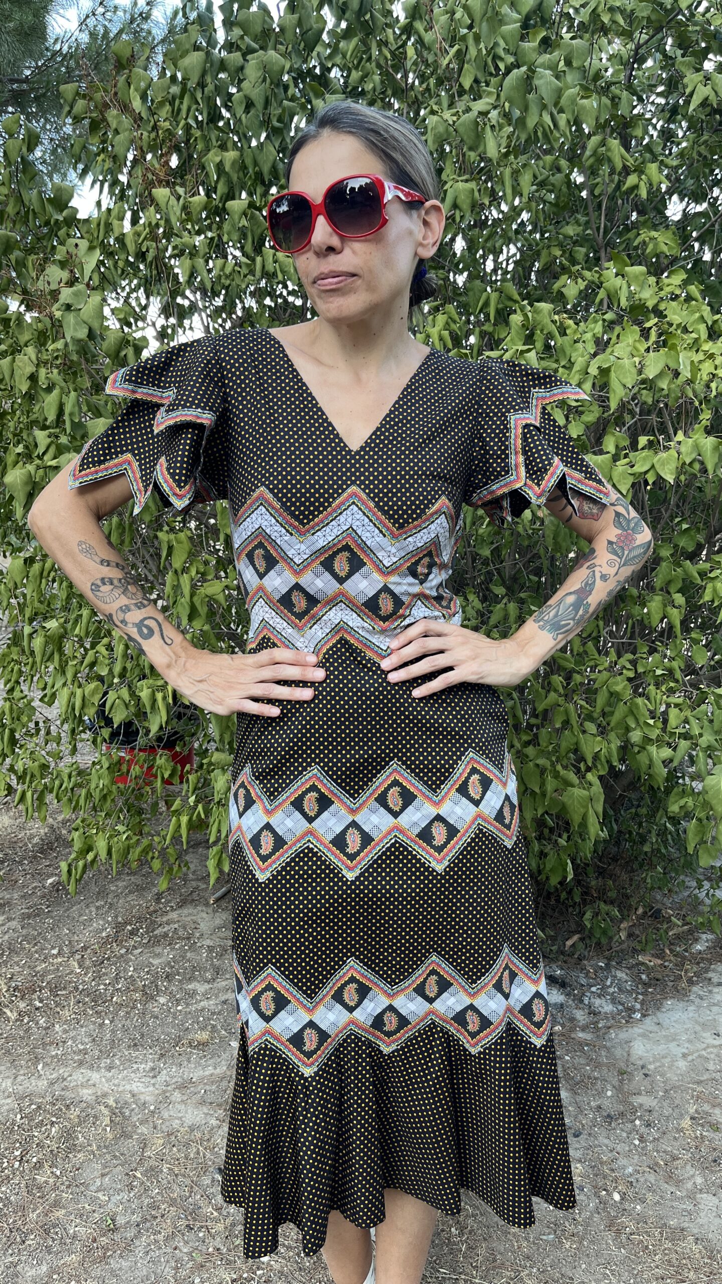 Vestido Vintage Años 70 de Algodón Estampado con Volantes Geométricos - Imagen 2