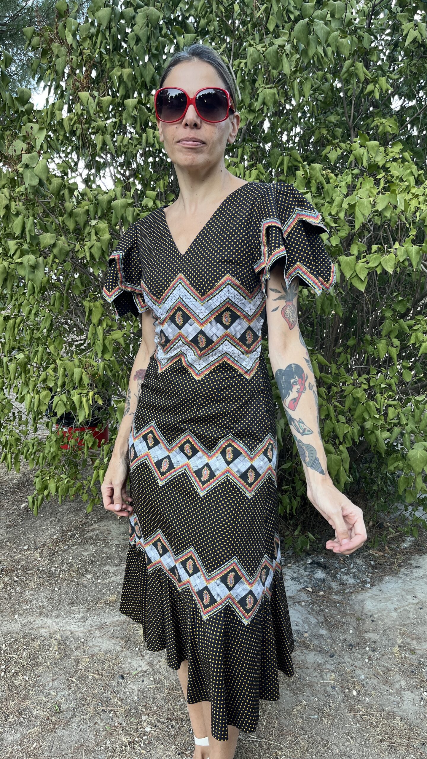 Vestido Vintage Años 70 de Algodón Estampado con Volantes Geométricos - Imagen 4