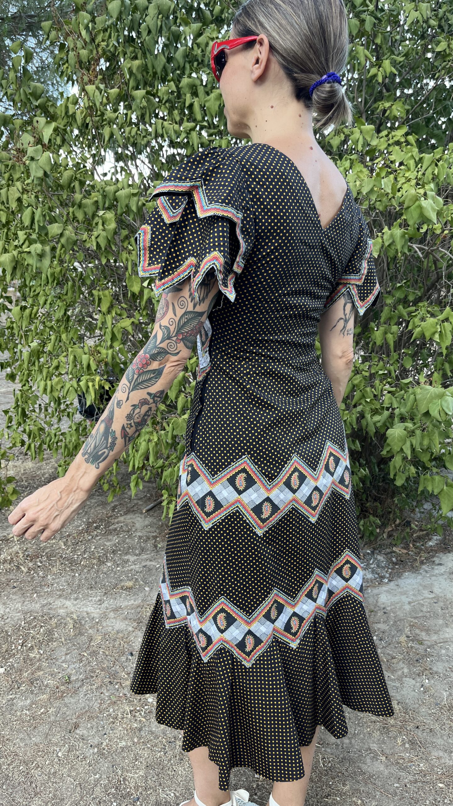 Vestido Vintage Años 70 de Algodón Estampado con Volantes Geométricos - Imagen 5