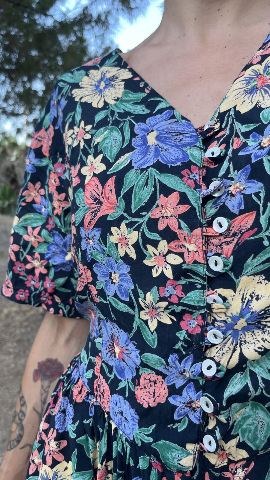 Vestido Vintage Floral Años 90 con Botones Forrados y Cinturón - Imagen 3