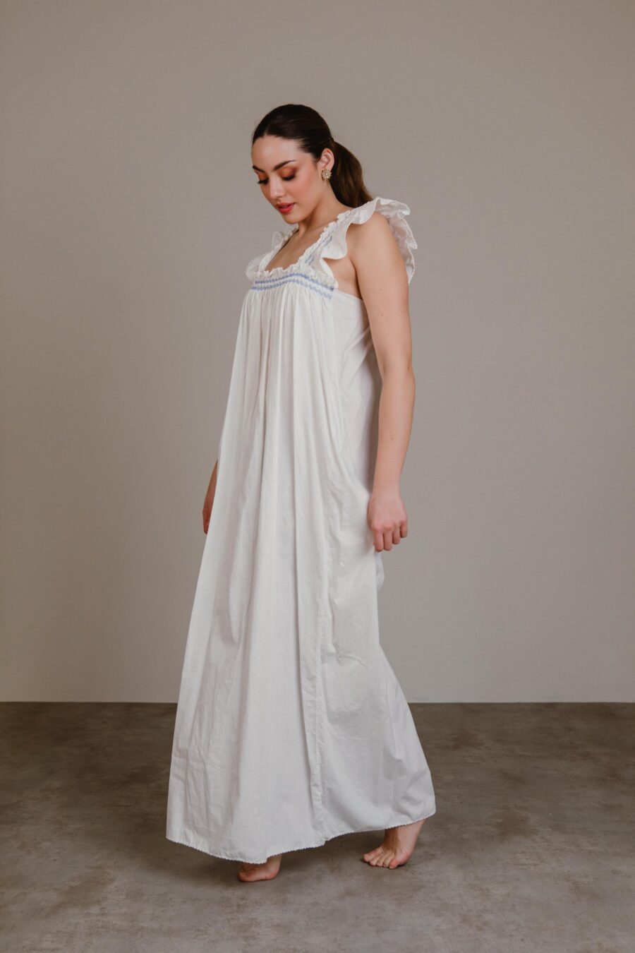 Vestido Antiguo de Algodón con Volantes y Bordado Azul Primera Mitad del S.XX "Modesta"