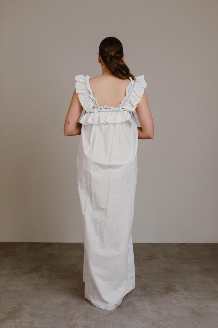 Vestido Antiguo de Algodón con Volantes y Bordado Azul Primera Mitad del S.XX "Modesta" - Imagen 4