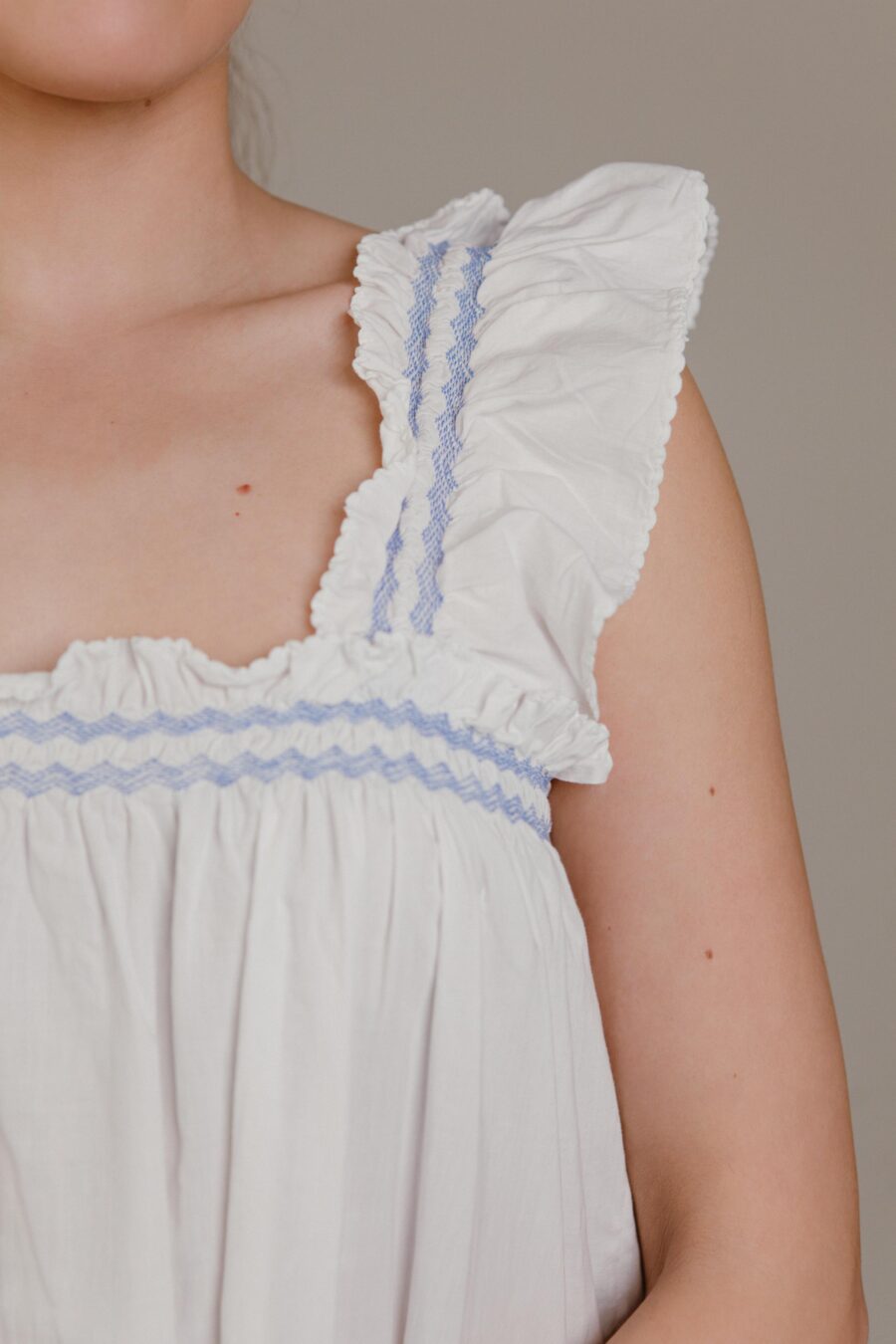 Vestido Antiguo de Algodón con Volantes y Bordado Azul Primera Mitad del S.XX "Modesta" - Imagen 2