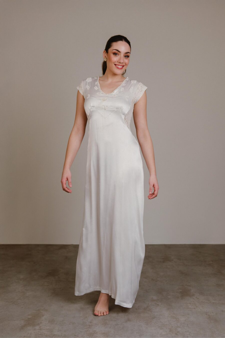 Vestido lencero de principios del siglo XX en raso de seda con encaje de algodón