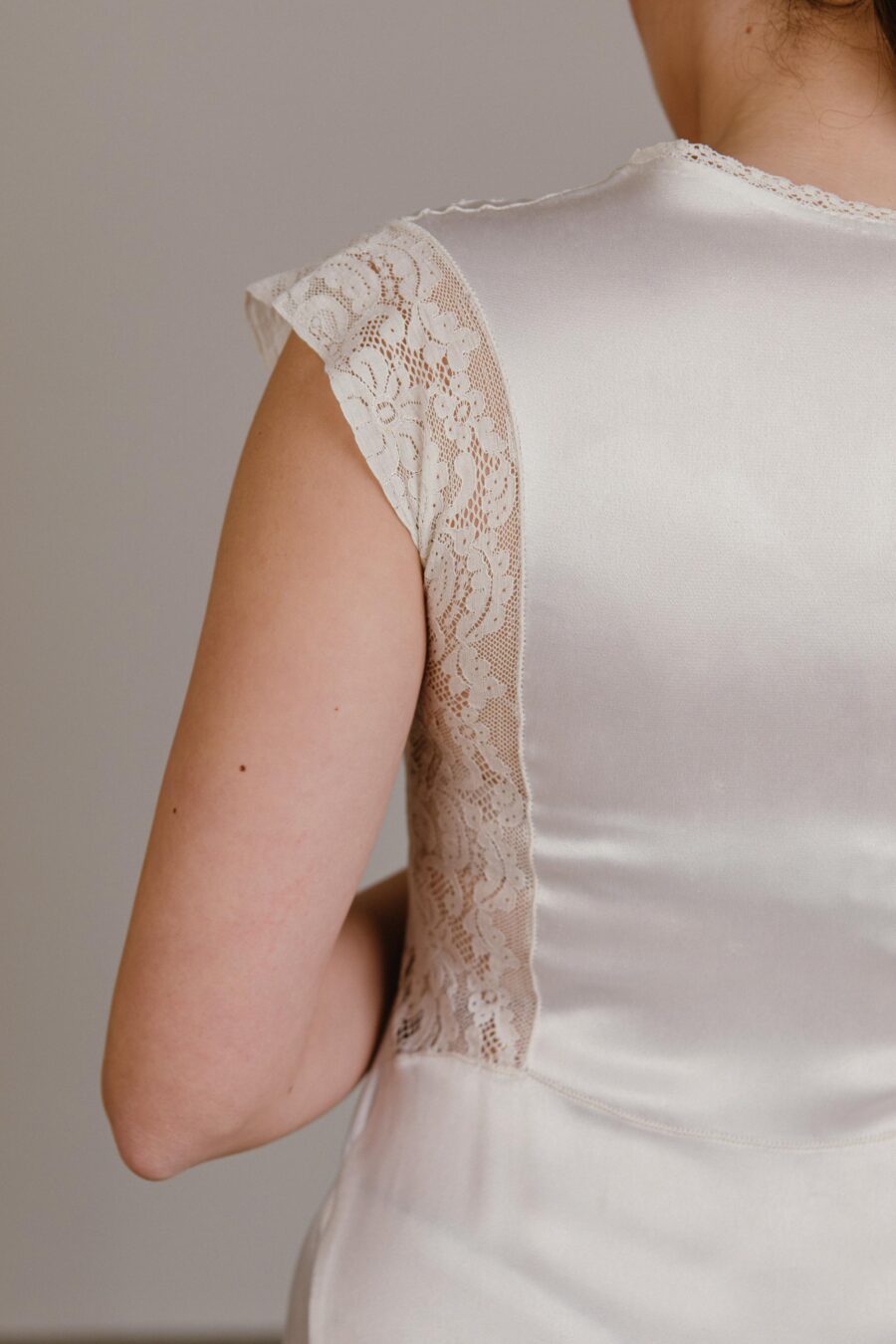 Vestido lencero de principios del siglo XX en raso de seda con encaje de algodón "Benilde" - Imagen 5