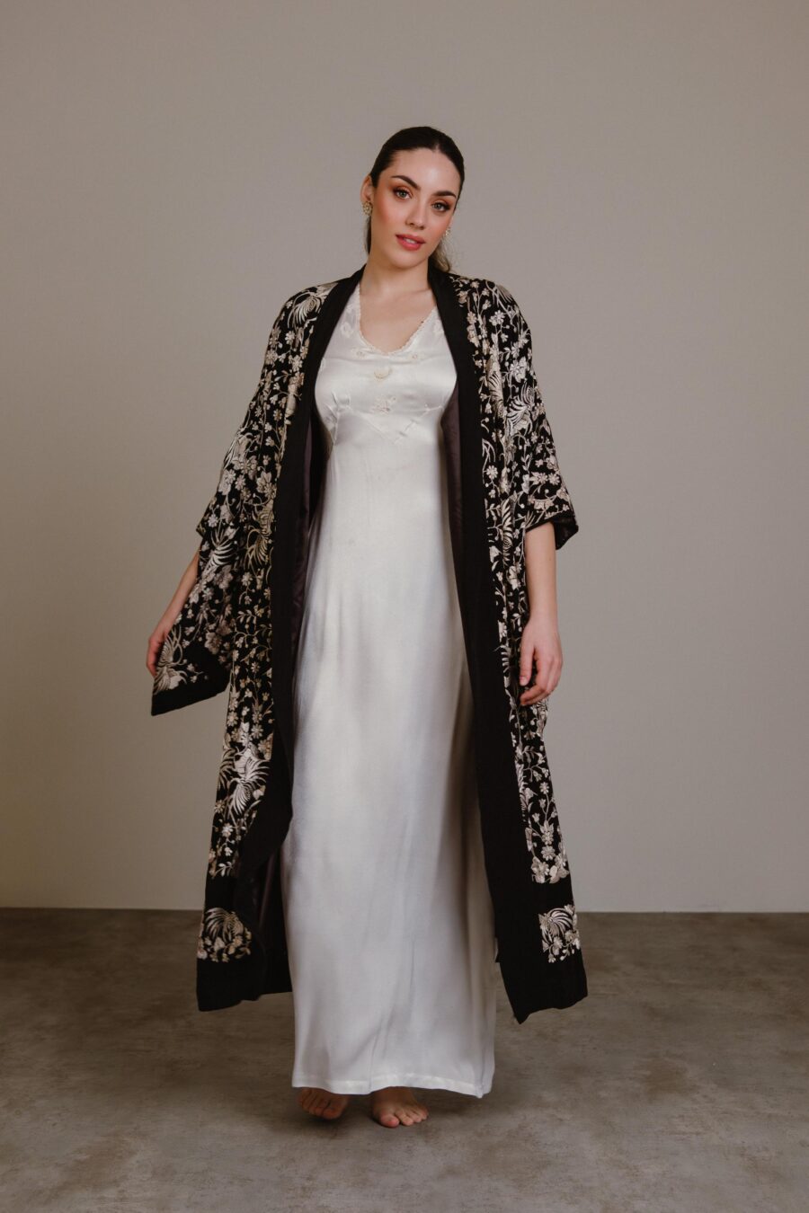 Kimono Japonés de Seda con Bordado Floral Plateado – Historia de Amalia y Antonio - Imagen 2