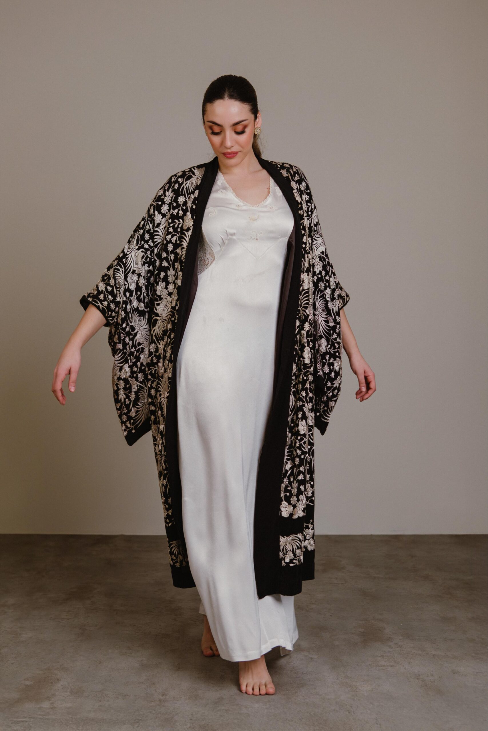 Kimono Japonés de Seda con Bordado Floral Plateado – Historia de Amalia y Antonio
