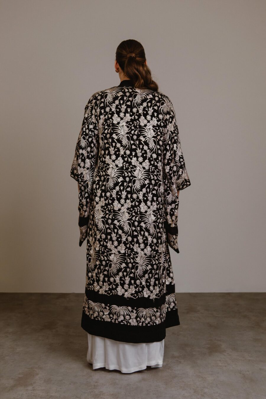 Kimono Japonés de Seda con Bordado Floral Plateado – Historia de Amalia y Antonio - Imagen 5