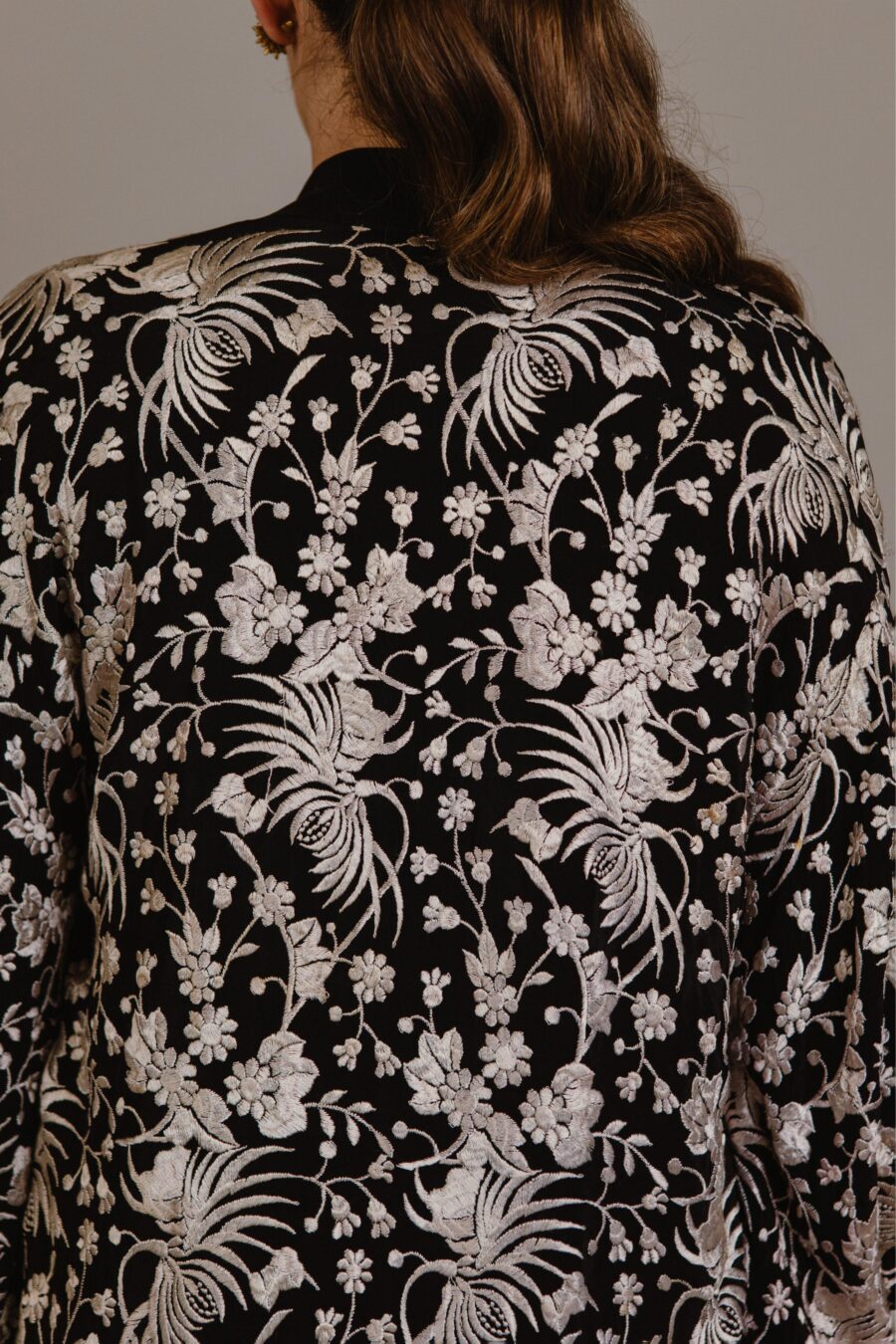 Kimono Japonés de Seda con Bordado Floral Plateado – Historia de Amalia y Antonio - Imagen 6