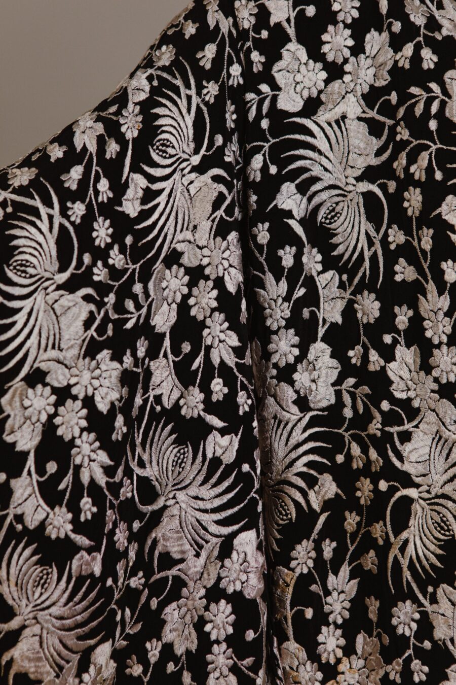 Kimono Japonés de Seda con Bordado Floral Plateado – Historia de Amalia y Antonio - Imagen 4