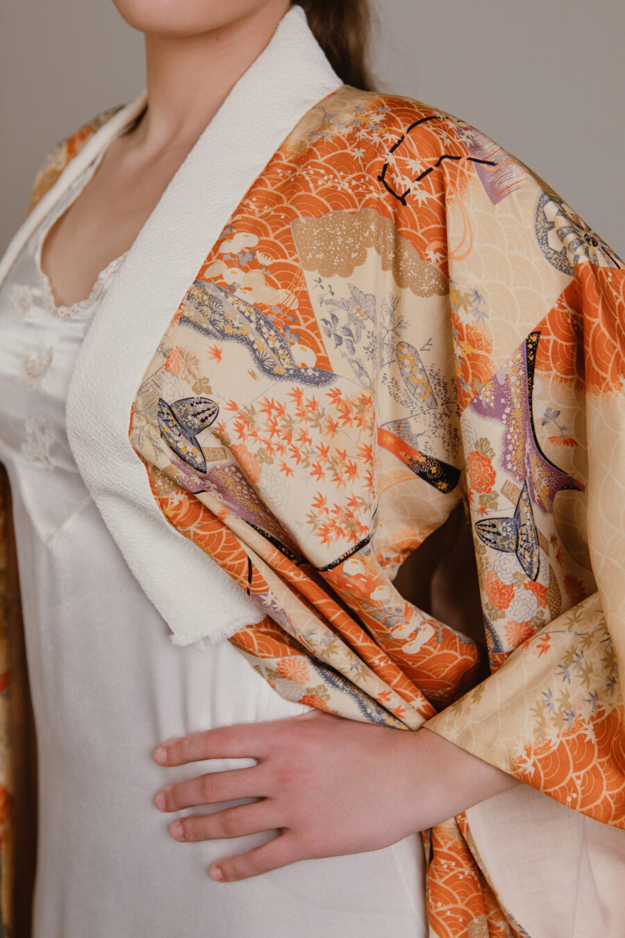 Juban Japonés años 50 de Seda “Akari” – Estampado de Sensu y Carrozas Heian - Imagen 4
