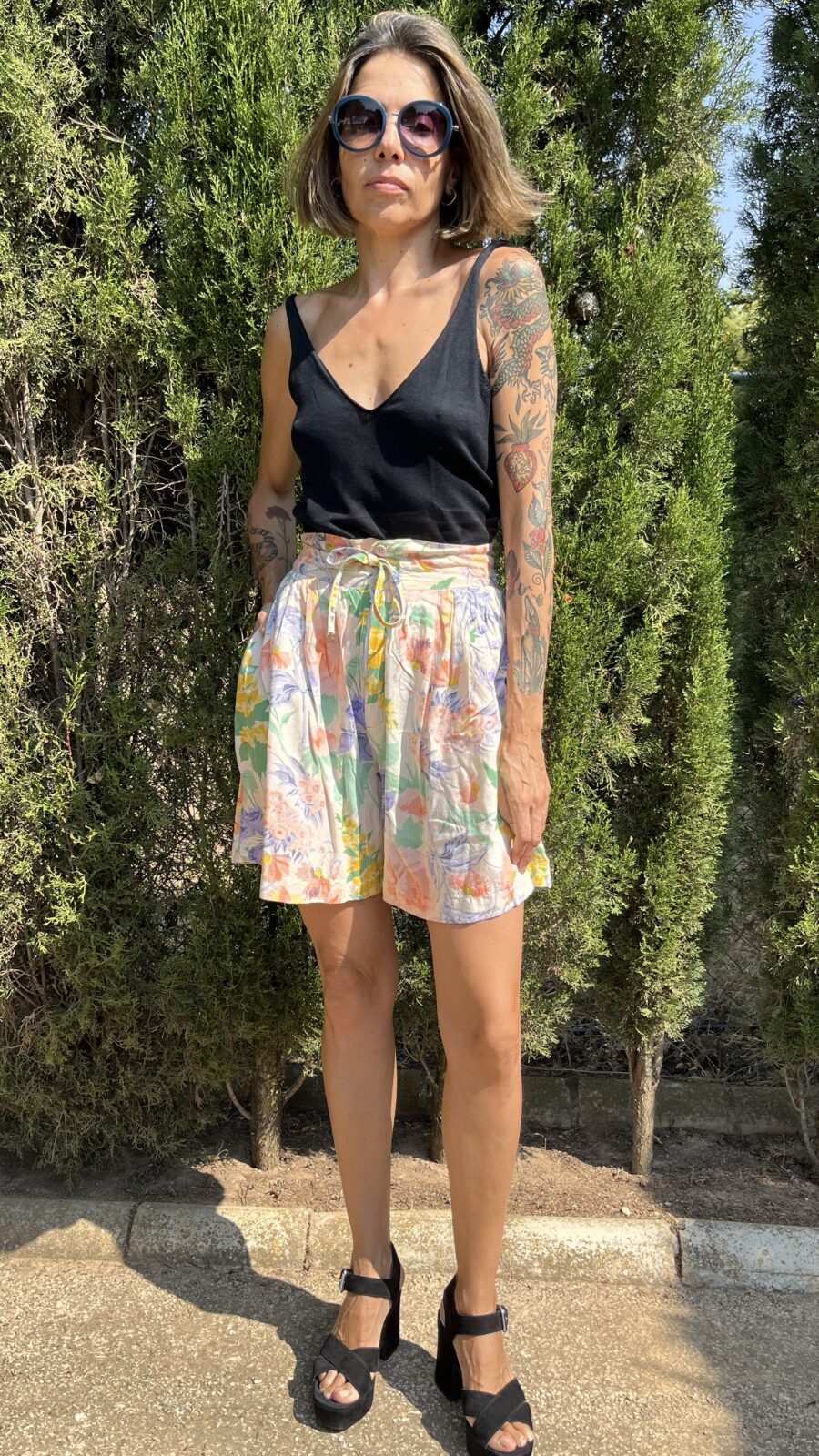 Bermudas Vintage Años 80 con Estampado Floral Acuarela - Imagen 2