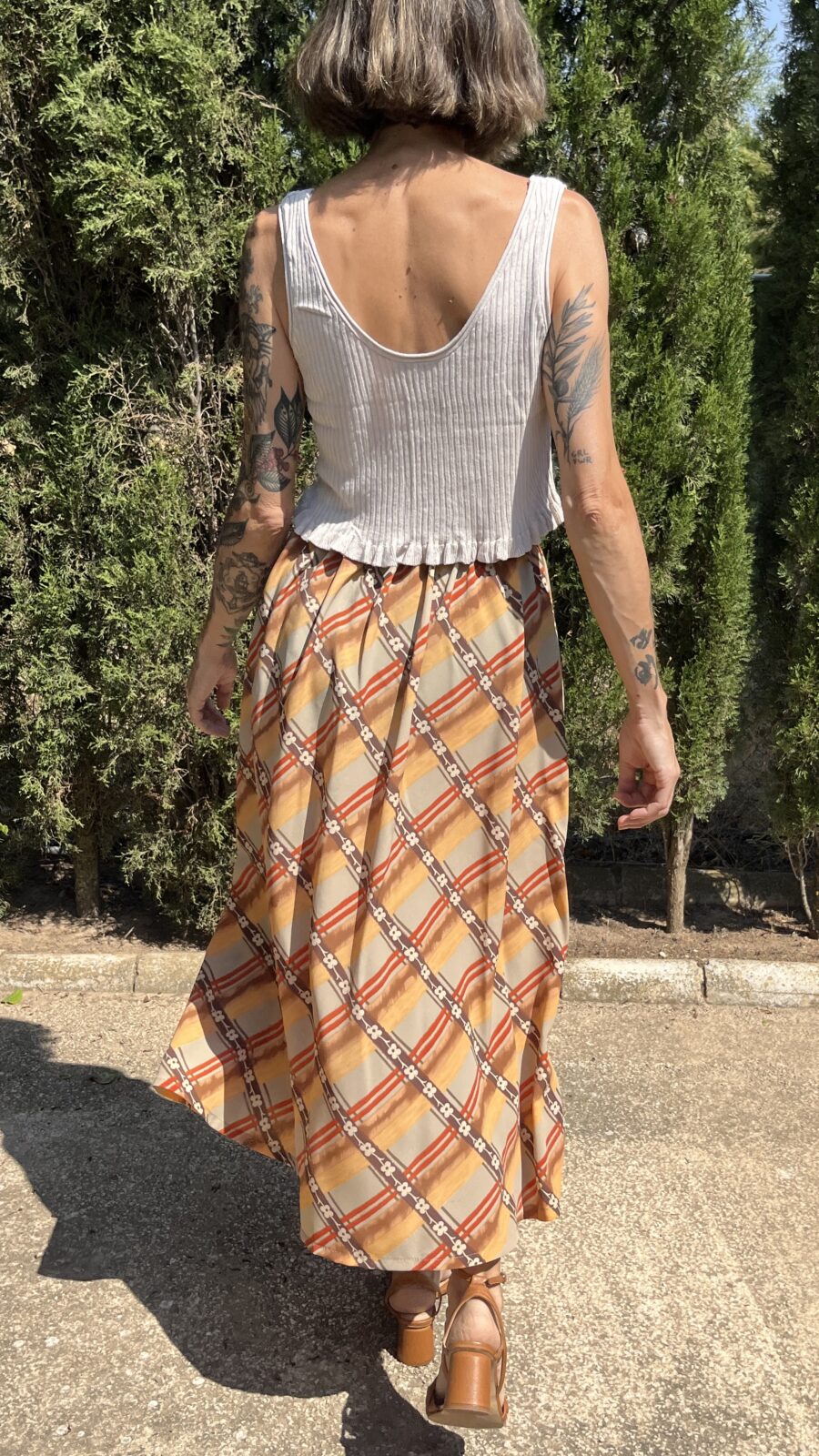Falda Vintage Años 80 con Estampado Geométrico en Tonos Tierra - Imagen 5