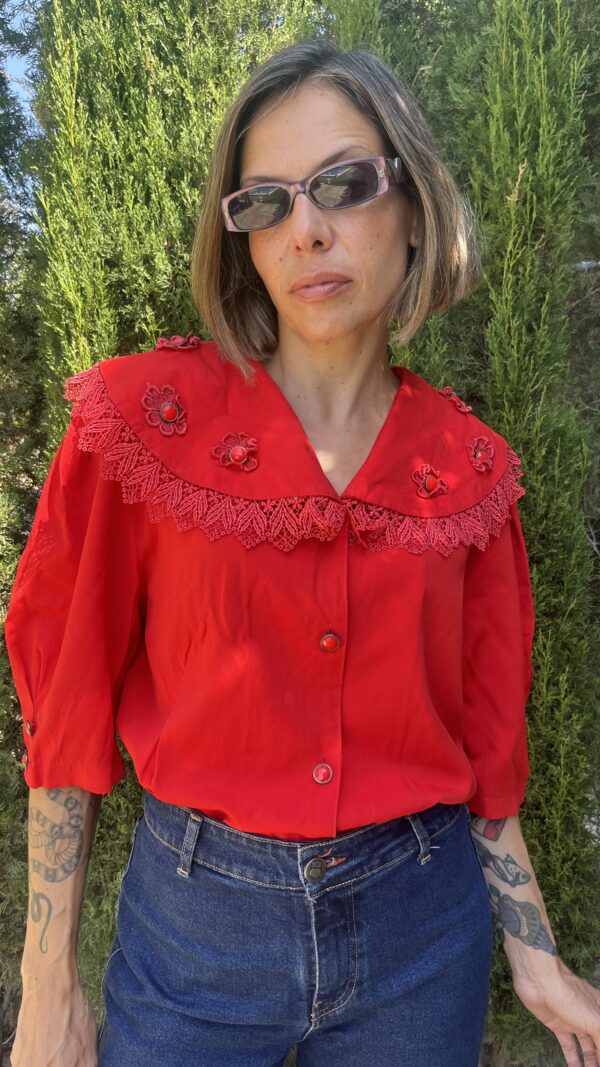Camisa vintage roja con gran cuello babydoll y encaje años 80