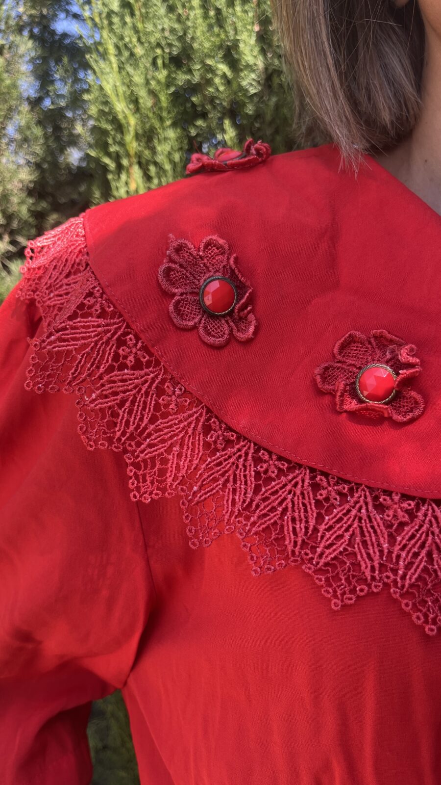 Camisa vintage roja con gran cuello babydoll y encaje años 80 - Imagen 4