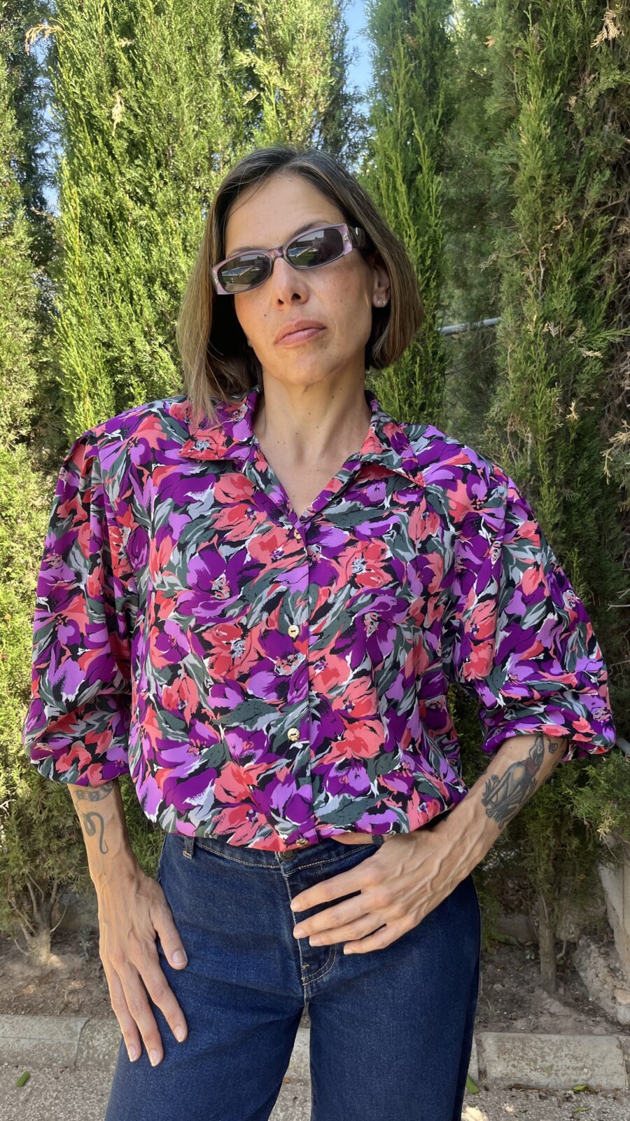 Camisa vintage estampado floral fucsia–púrpura con manga abullonada años 80 - Imagen 2