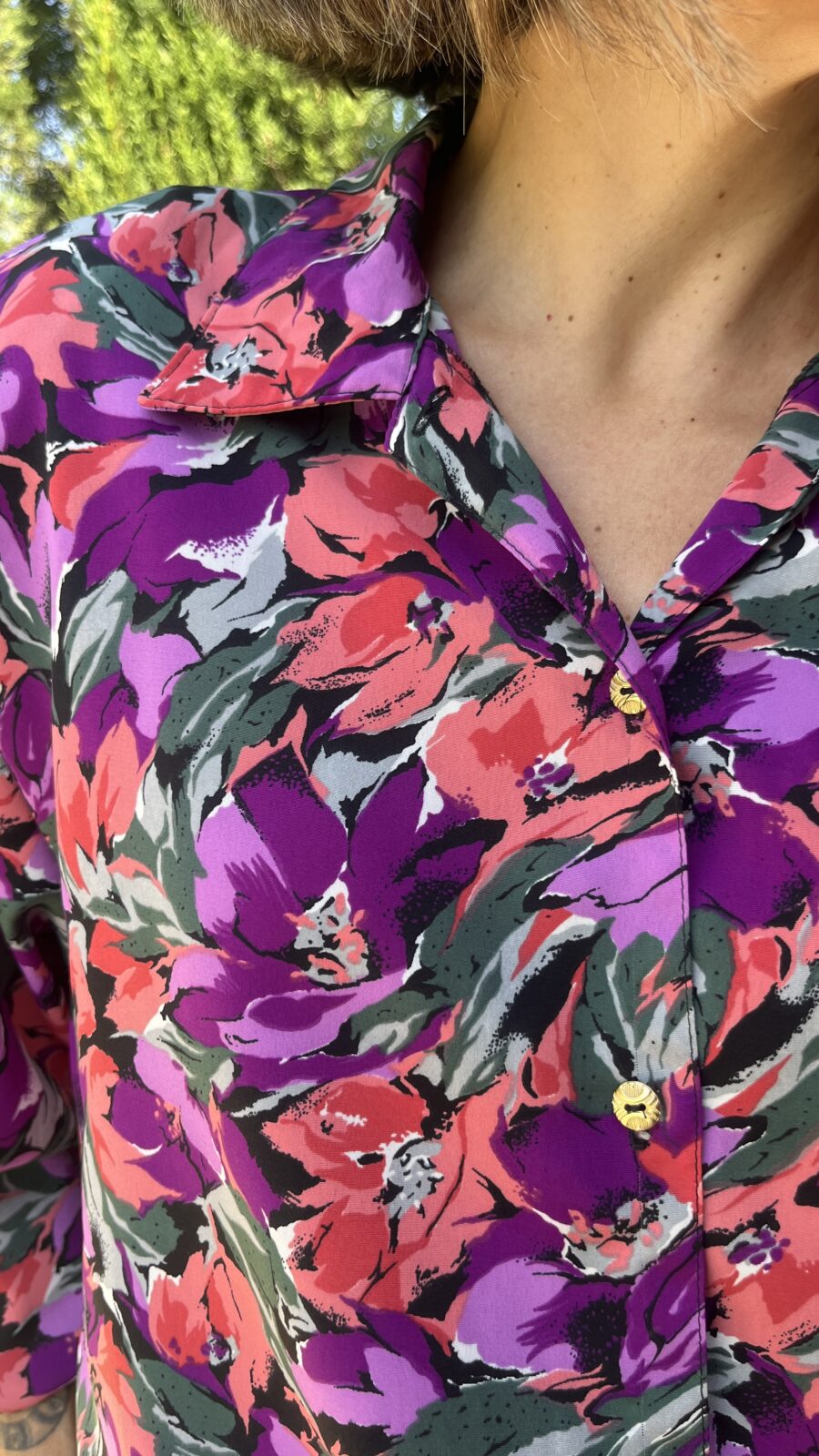 Camisa vintage estampado floral fucsia–púrpura con manga abullonada años 80 - Imagen 5