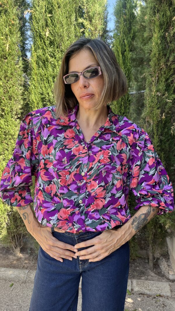 Camisa vintage estampado floral fucsia–púrpura con manga abullonada años 80