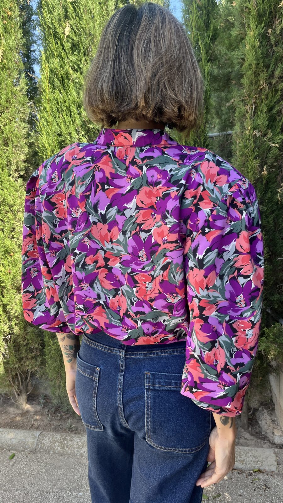 Camisa vintage estampado floral fucsia–púrpura con manga abullonada años 80 - Imagen 4