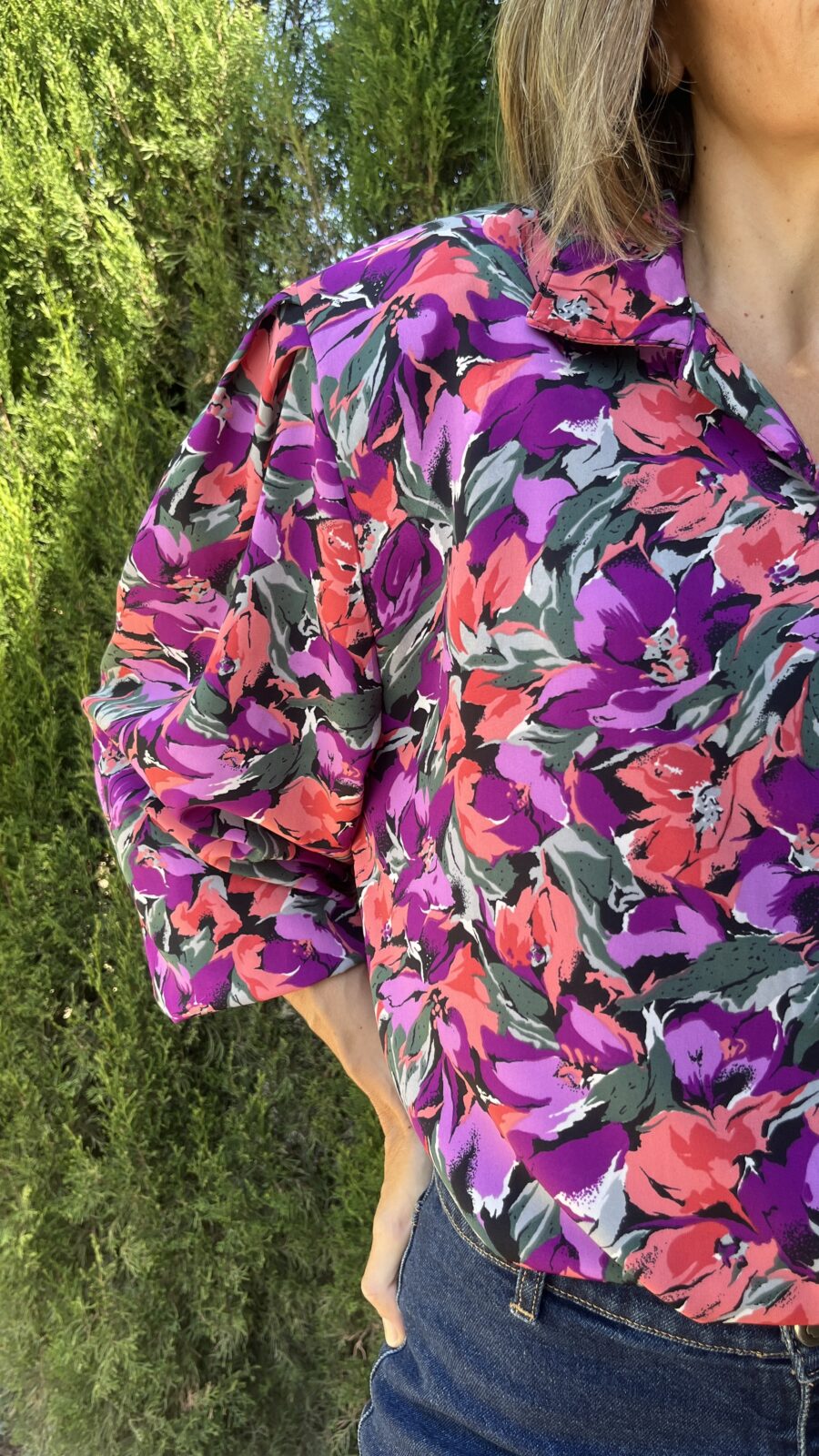 Camisa vintage estampado floral fucsia–púrpura con manga abullonada años 80 - Imagen 3