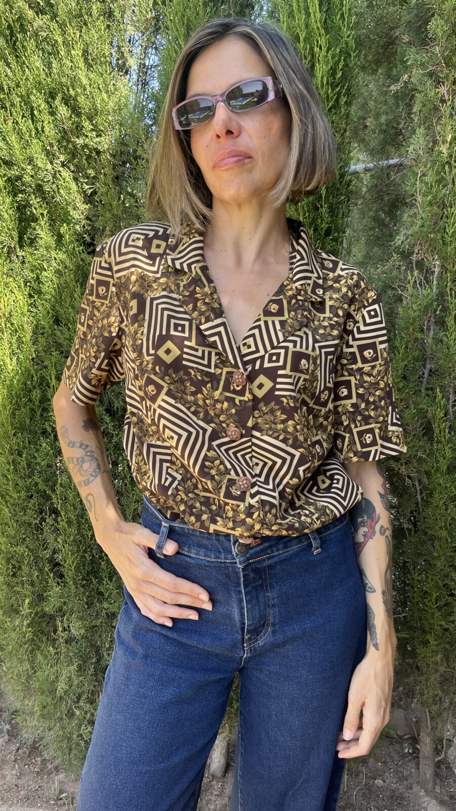 Camisa vintage geométrica floral en marrón y dorados con cuello “camp” años 70 - Imagen 4