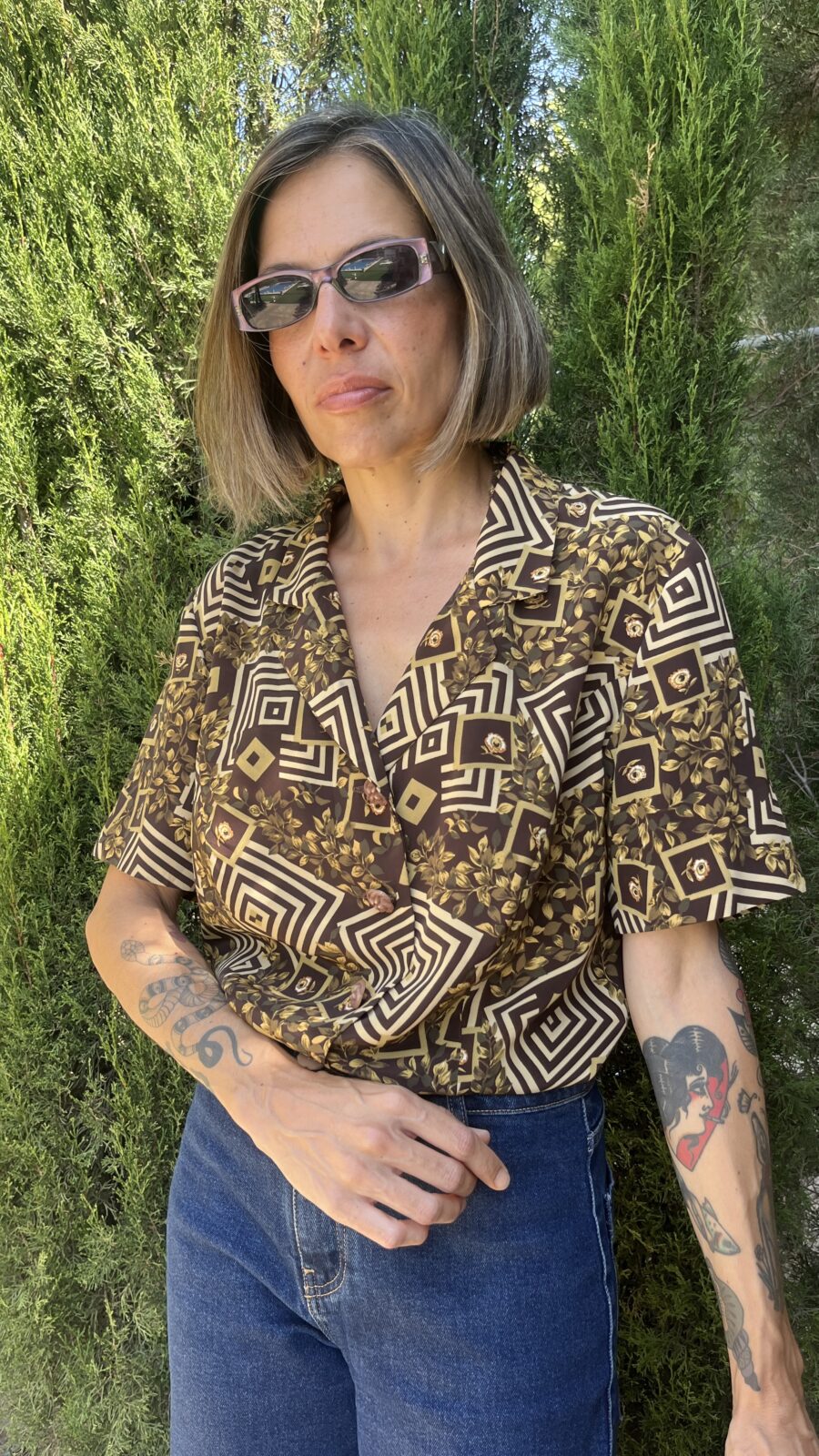 Camisa vintage geométrica floral en marrón y dorados con cuello “camp” años 70 - Imagen 3