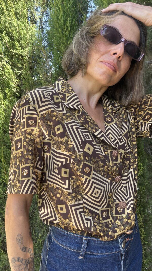 Camisa vintage geométrica floral en marrón y dorados con cuello “camp” años 70