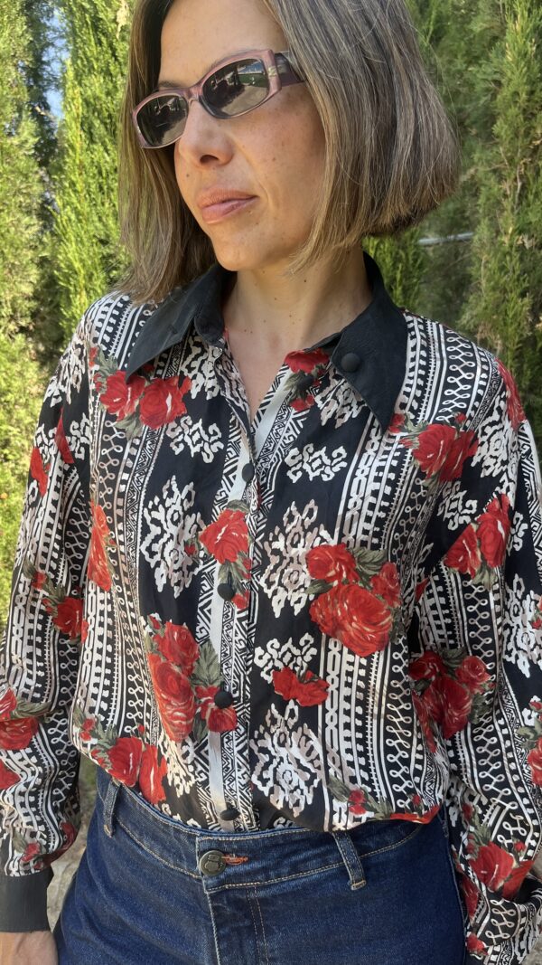 Camisa de seda estampada rosas y grecas años 80