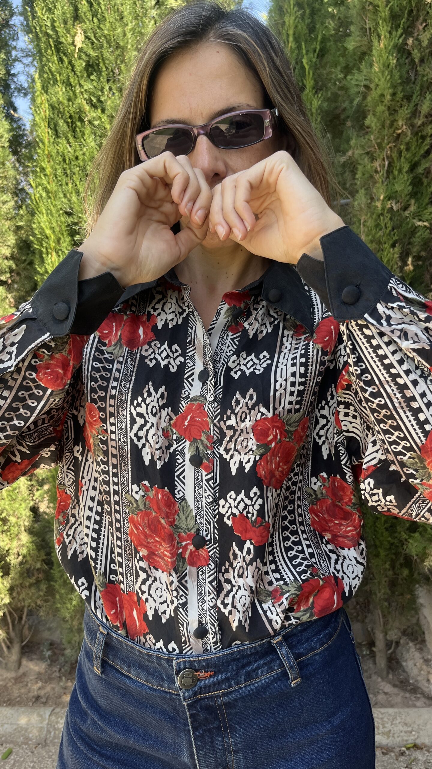 Camisa de seda estampada rosas y grecas años 80 - Imagen 2