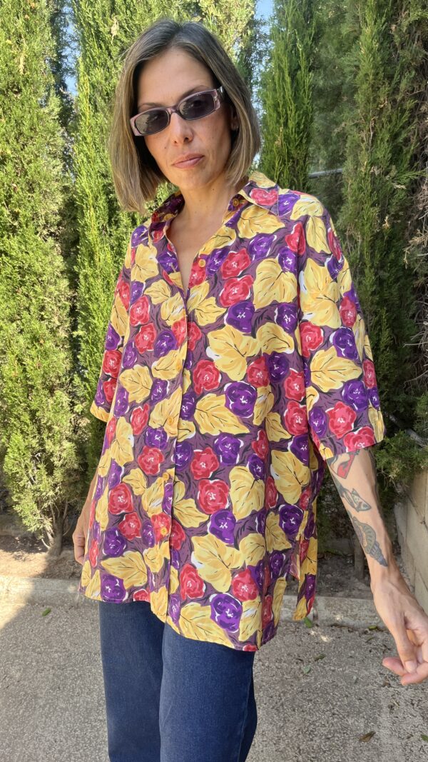 Camisa de seda estampada floral multicolor con aberturas laterales años 90