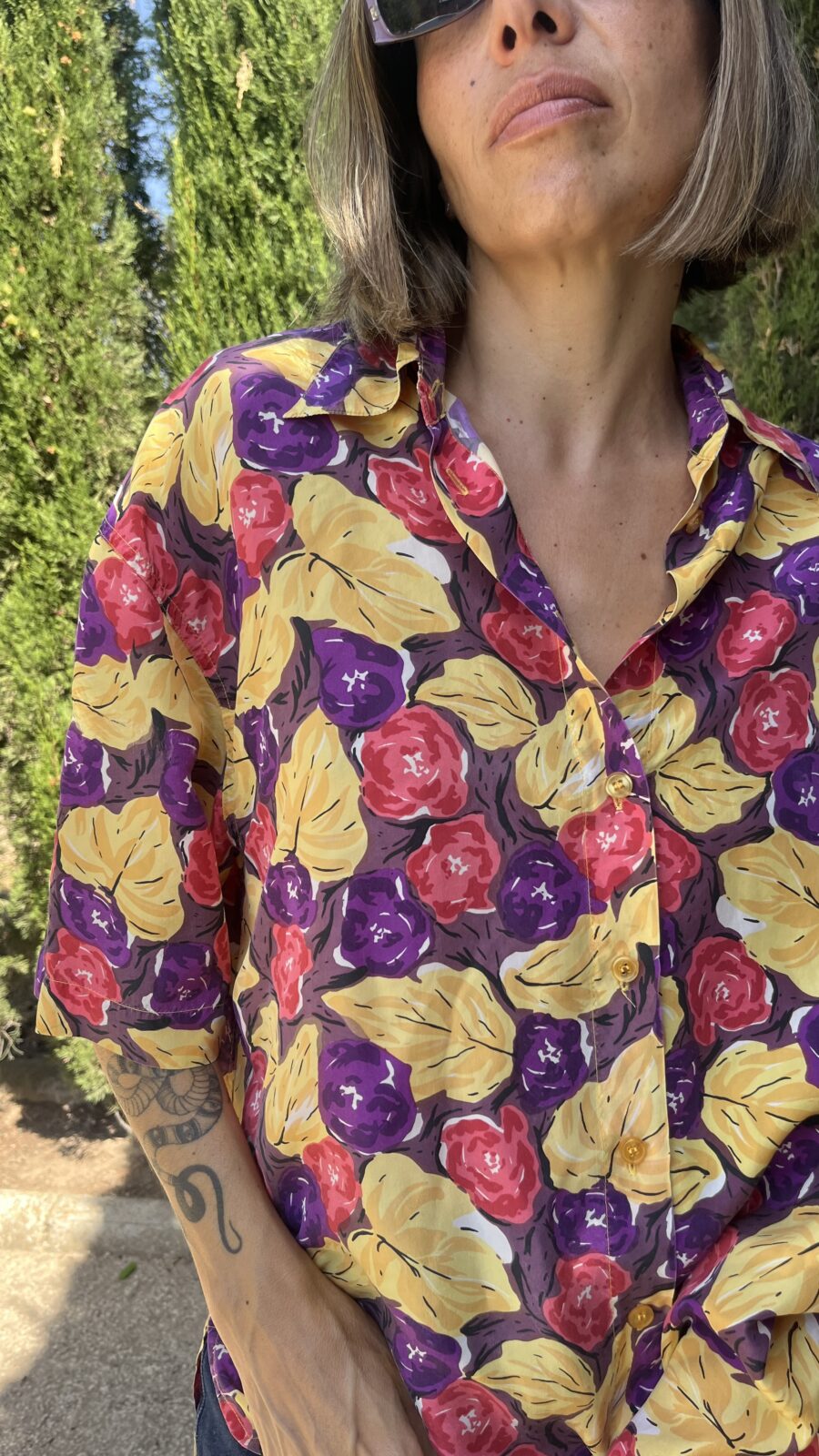 Camisa de seda estampada floral multicolor con aberturas laterales años 90 - Imagen 5