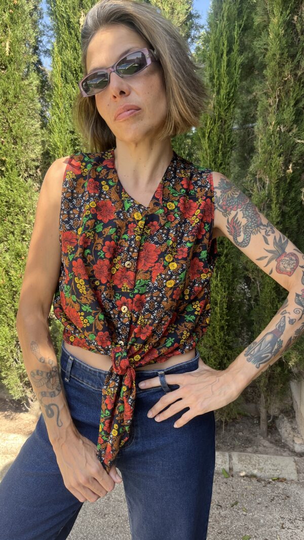 Blusa sin mangas en rayón estampado folk con nudo delantero años 90