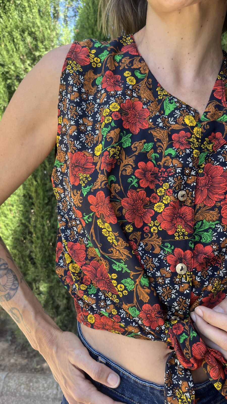 Blusa sin mangas en rayón estampado folk con nudo delantero años 90 - Imagen 3