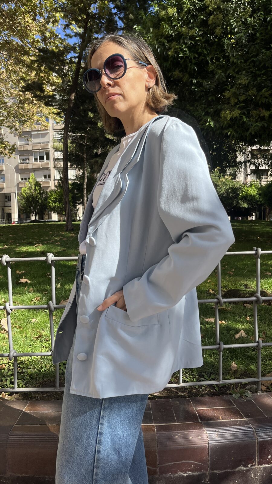 Blazer azul cielo con solapa escalonada y botones forrados, Made in Spain años 80 - Imagen 7