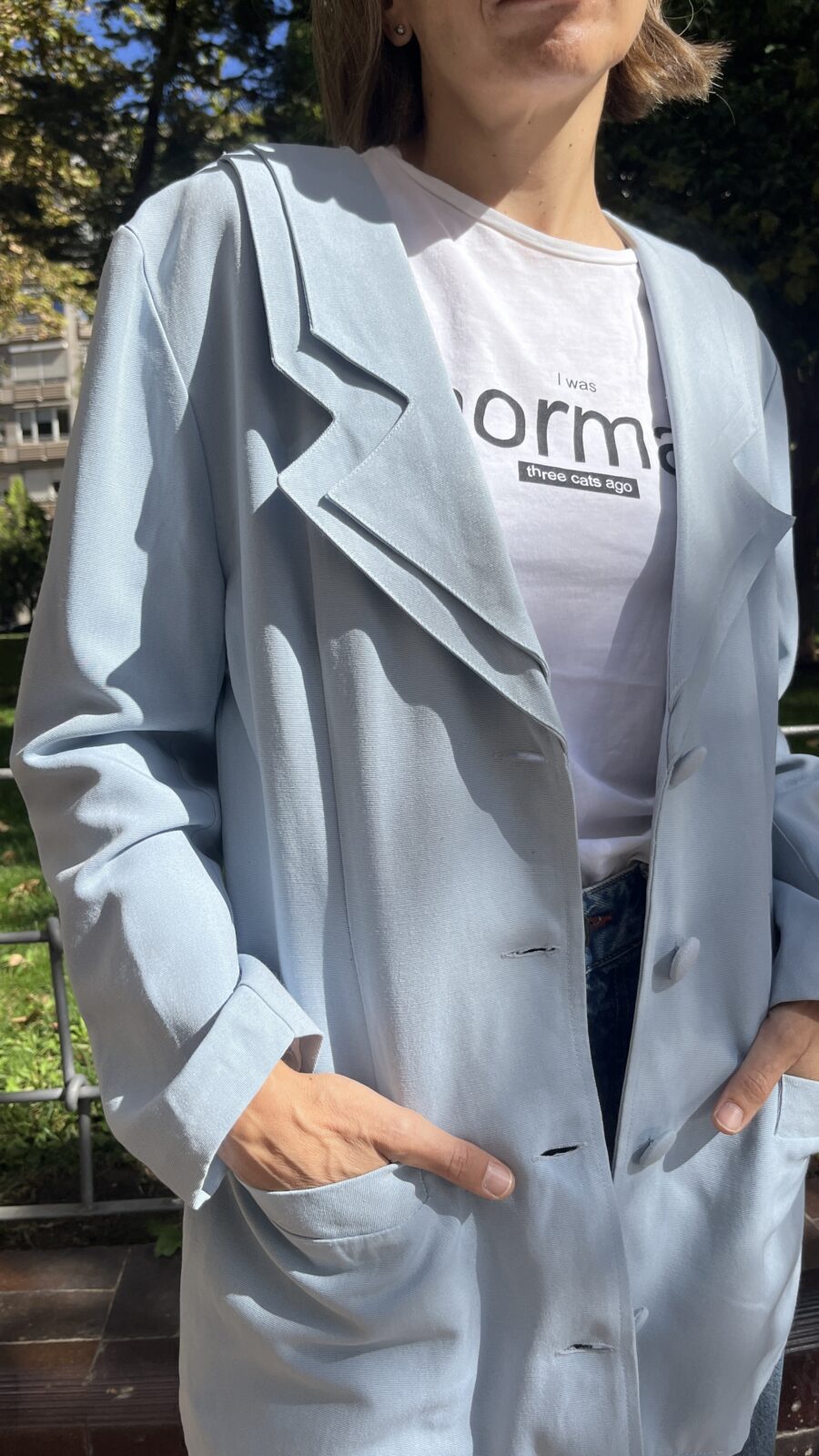 Blazer azul cielo con solapa escalonada y botones forrados, Made in Spain años 80 - Imagen 2