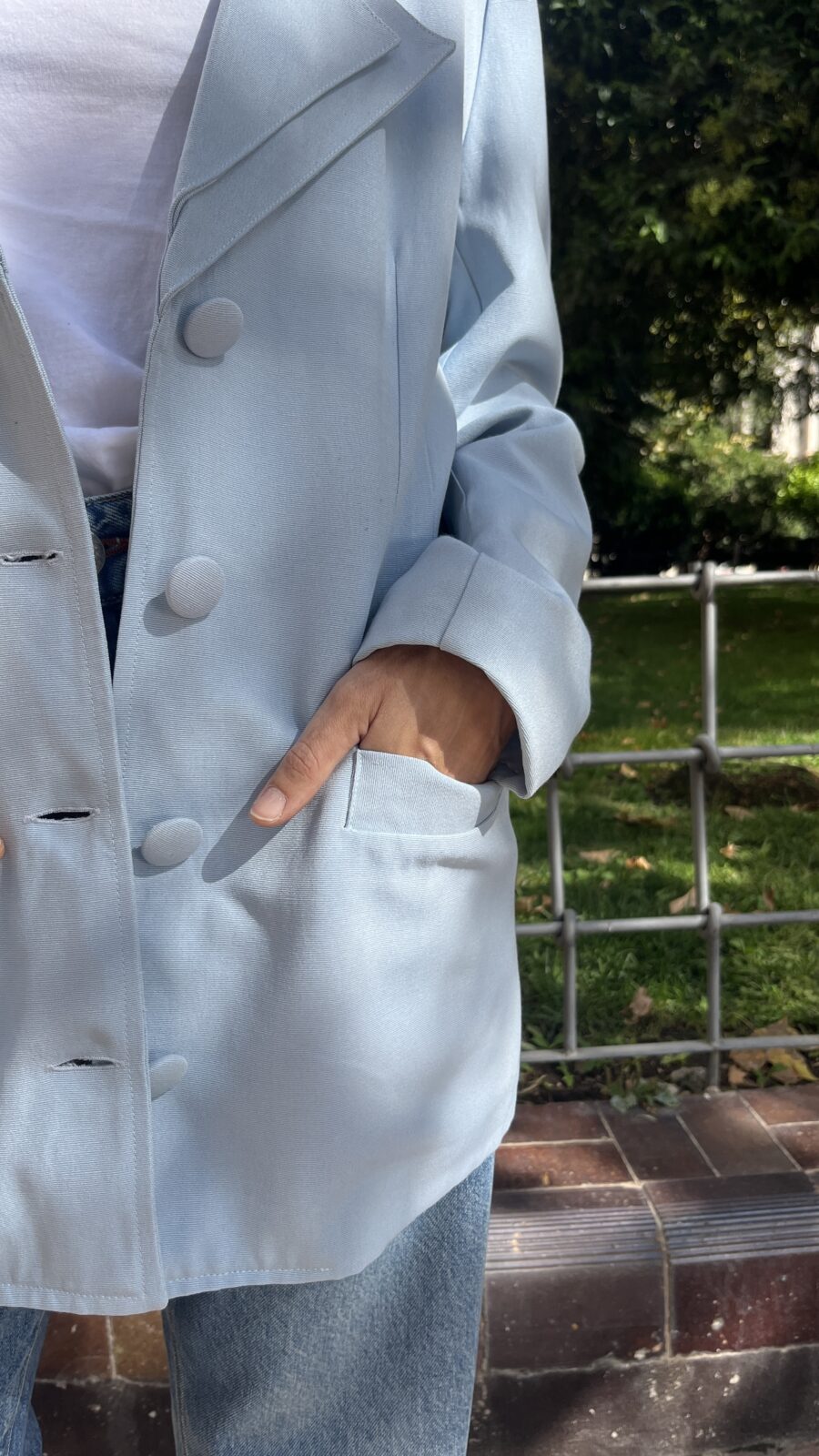 Blazer azul cielo con solapa escalonada y botones forrados, Made in Spain años 80 - Imagen 5