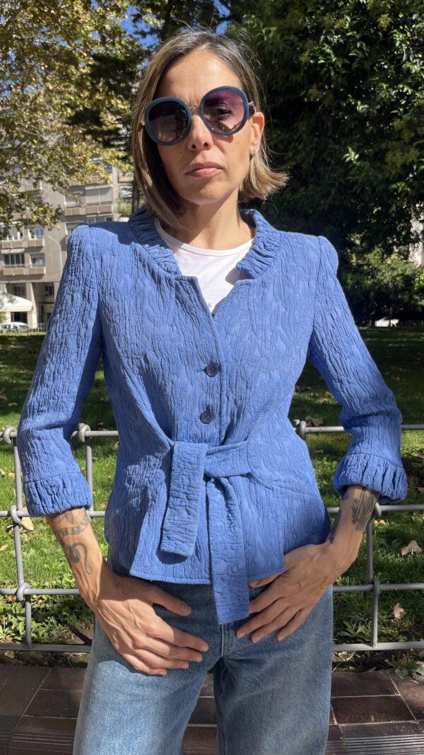 Chaqueta azul índigo en tejido gofrado con cinturón. Made in Spain años 90